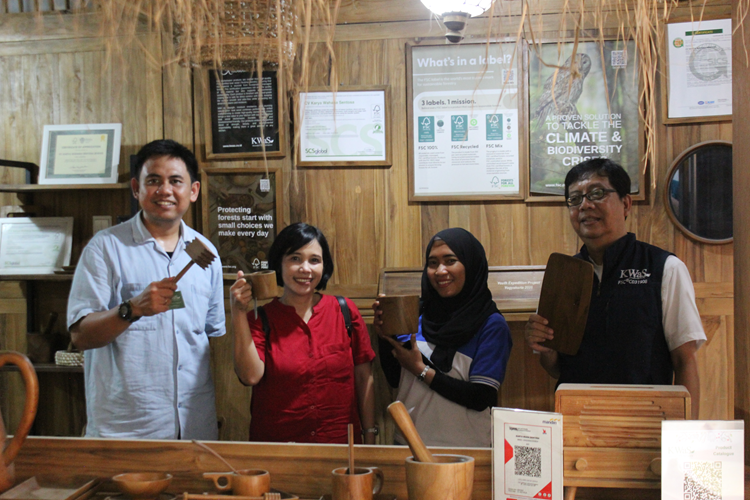 Tim Yayasan Astra melakukan factory tour dan kunjungan resmi ke KWaS Wooden Kitchenware untuk meninjau implementasi budaya 5R dan pengembangan UMKM binaan YDBA.